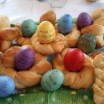 Kreativ Backrezepte Osterbrot Ostergebäck Ostern beschriftete Ostereier im Brotnest