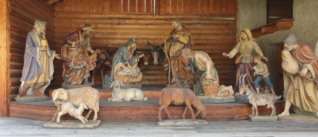 Predigt zu Lukas 2,1-14 Heiliger Abend Heiliabend Weihnachten Weihnachtsgeschichte Krippenspiel 2 Krippenspiel 1 Krippe in St. Christina im Grödnertal Südtirol aus Holz geschnitzte Krippe