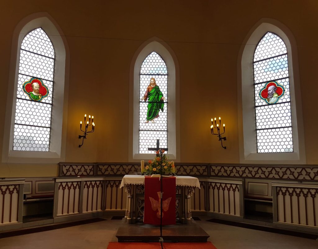 Predigt zu 1. Thessalonicher 1,2-4 16. Sonntag nach Trinitatis Apostelgeschichte 2,22-39 Pfingsten Pfingsttag Petrus Pfingstpredigt Auferstehung Jeus Christus Kirchenfenster Kirche Altar Kirchengemeinde